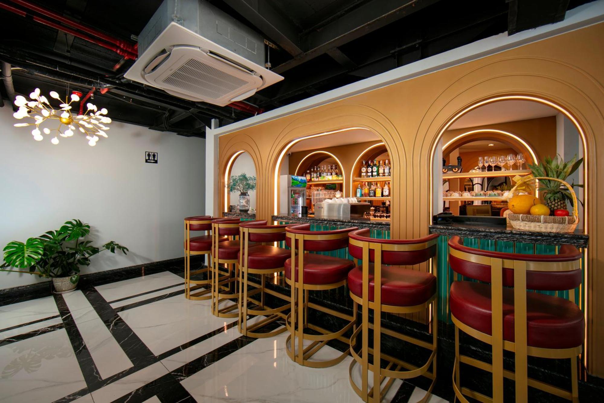 메이 드 빌 올드 쿼터 호텔 하노이 외부 사진 The bar at the hotel