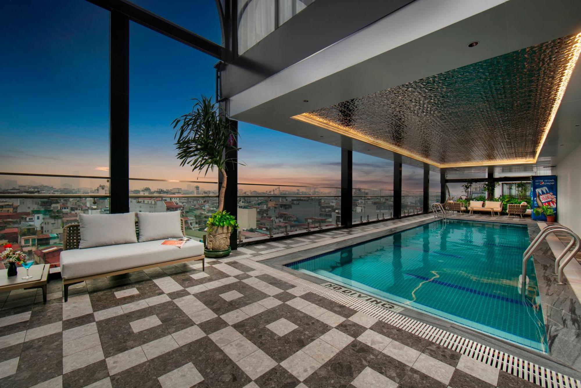 메이 드 빌 올드 쿼터 호텔 하노이 외부 사진 The swimming pool at the 360° Sky Lounge