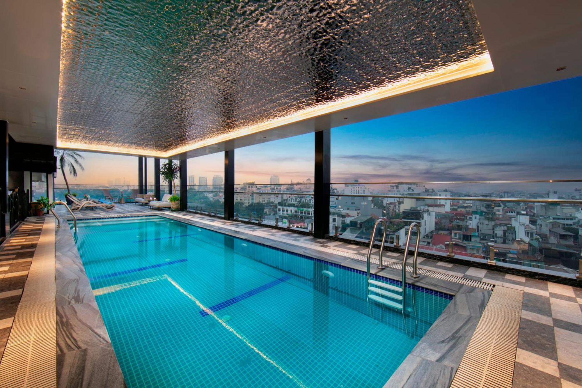 메이 드 빌 올드 쿼터 호텔 하노이 외부 사진 The swimming pool at the 360° Sky Lounge