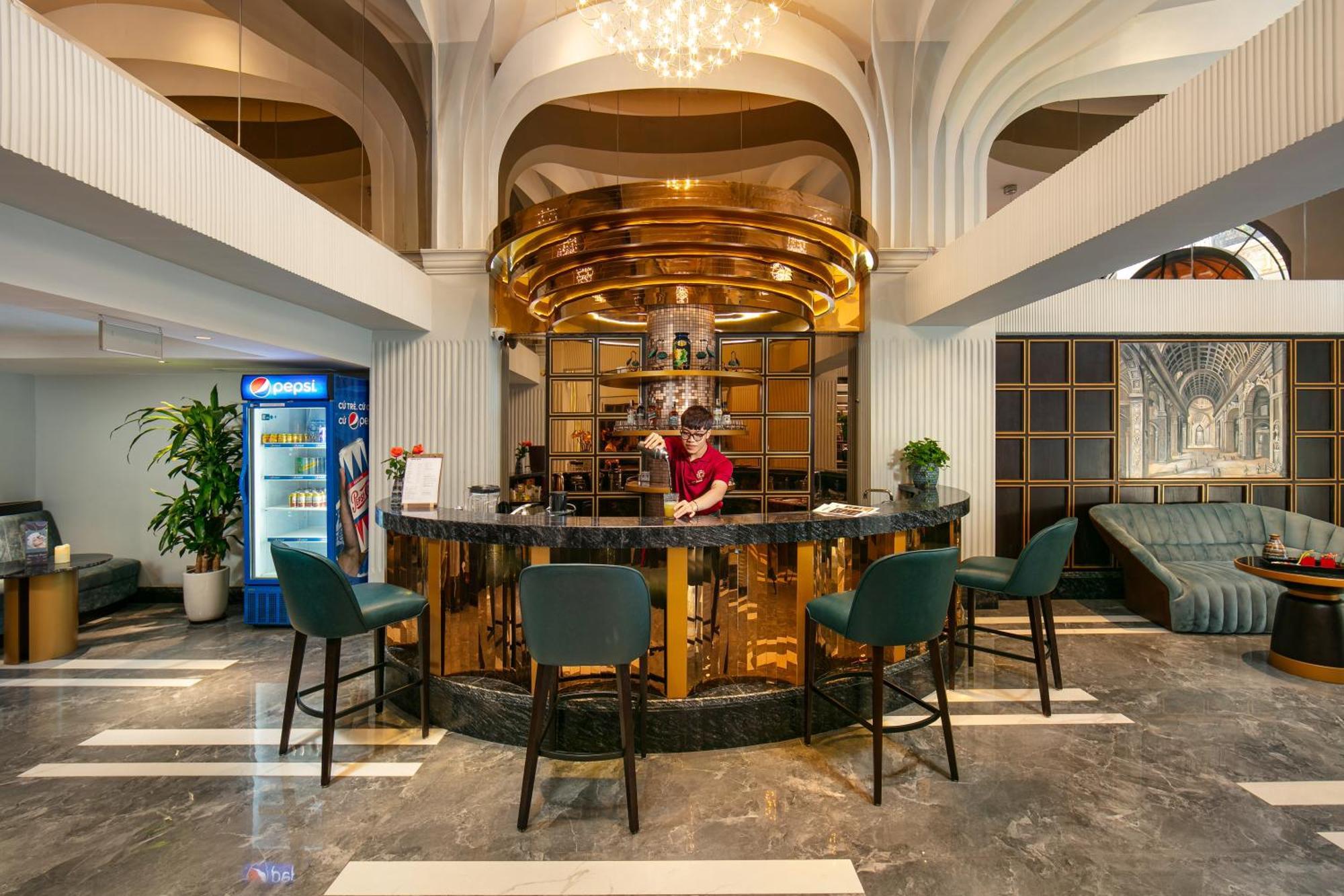 메이 드 빌 올드 쿼터 호텔 하노이 외부 사진 The bar at the hotel