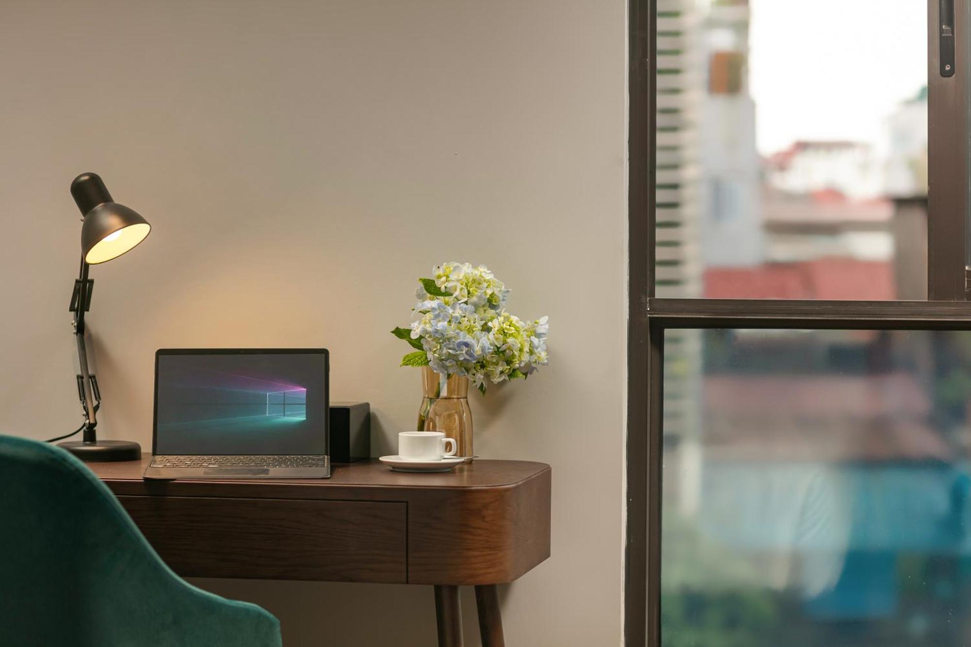 메이 드 빌 올드 쿼터 호텔 하노이 외부 사진 A Microsoft Surface Pro 4