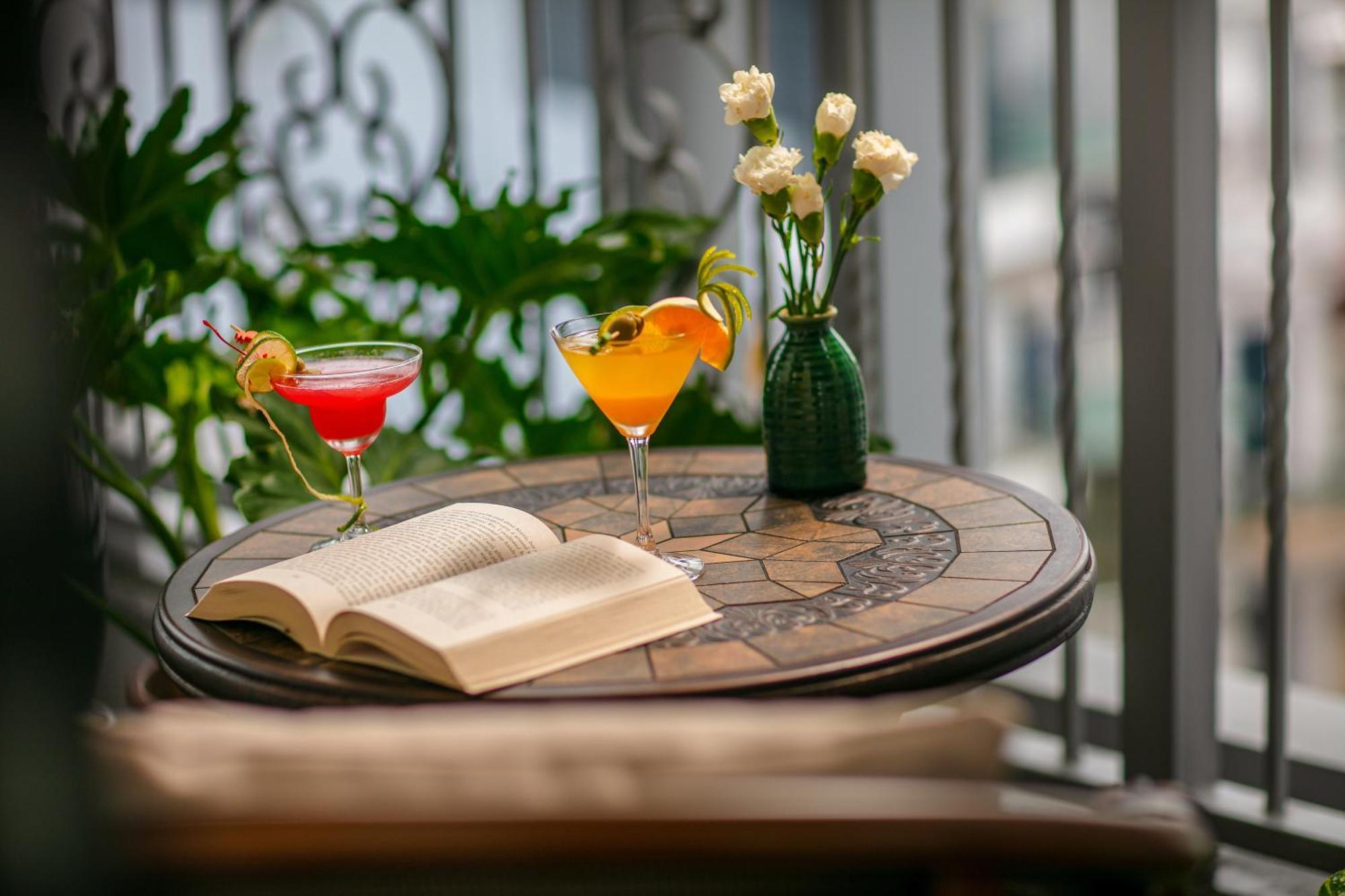 메이 드 빌 올드 쿼터 호텔 하노이 외부 사진 A balcony table
