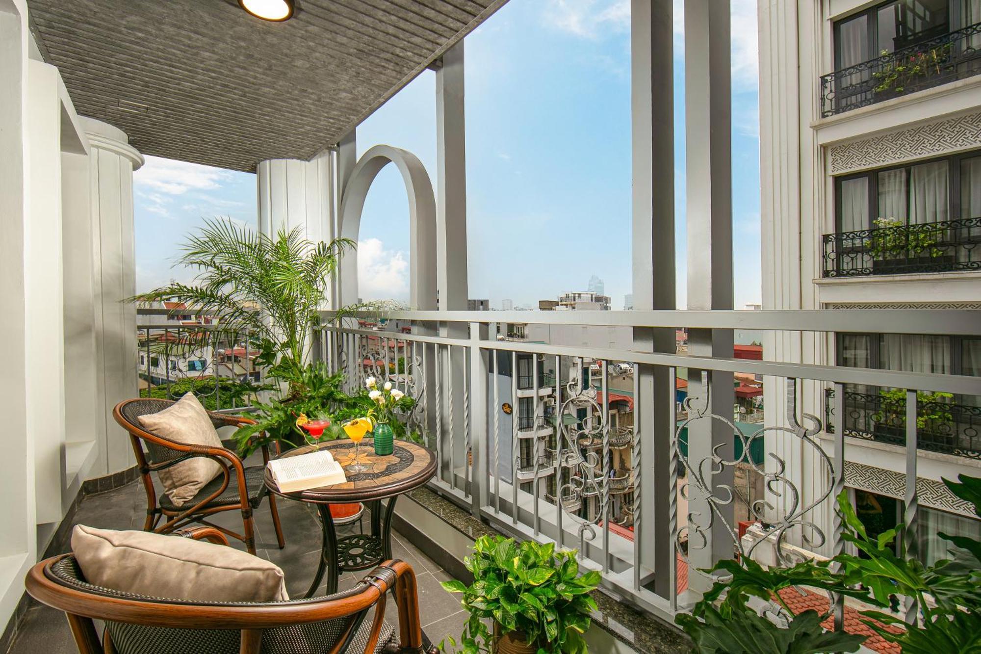 메이 드 빌 올드 쿼터 호텔 하노이 외부 사진 A balcony