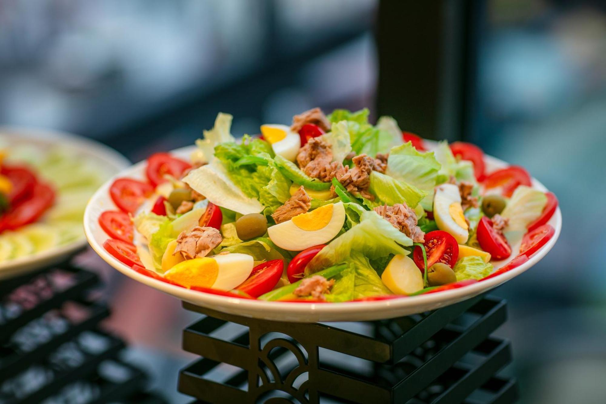 메이 드 빌 올드 쿼터 호텔 하노이 외부 사진 A caesar salad