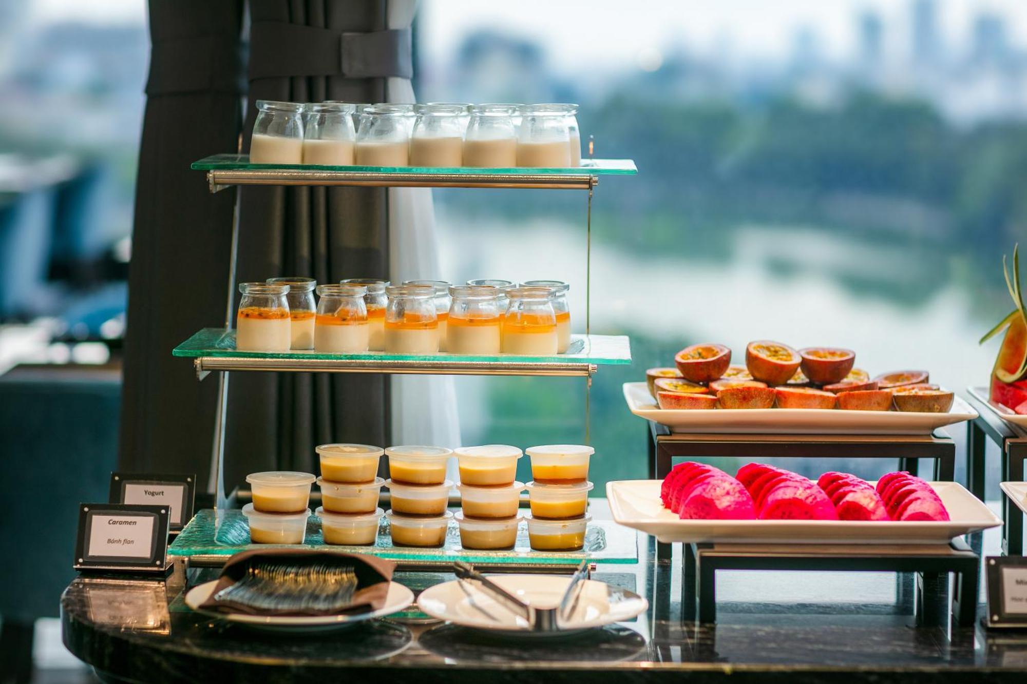 메이 드 빌 올드 쿼터 호텔 하노이 외부 사진 A dessert buffet