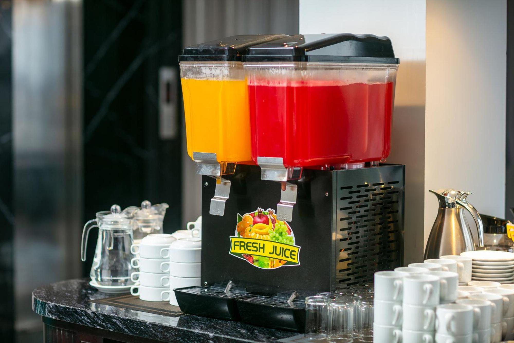 메이 드 빌 올드 쿼터 호텔 하노이 외부 사진 A juice dispenser