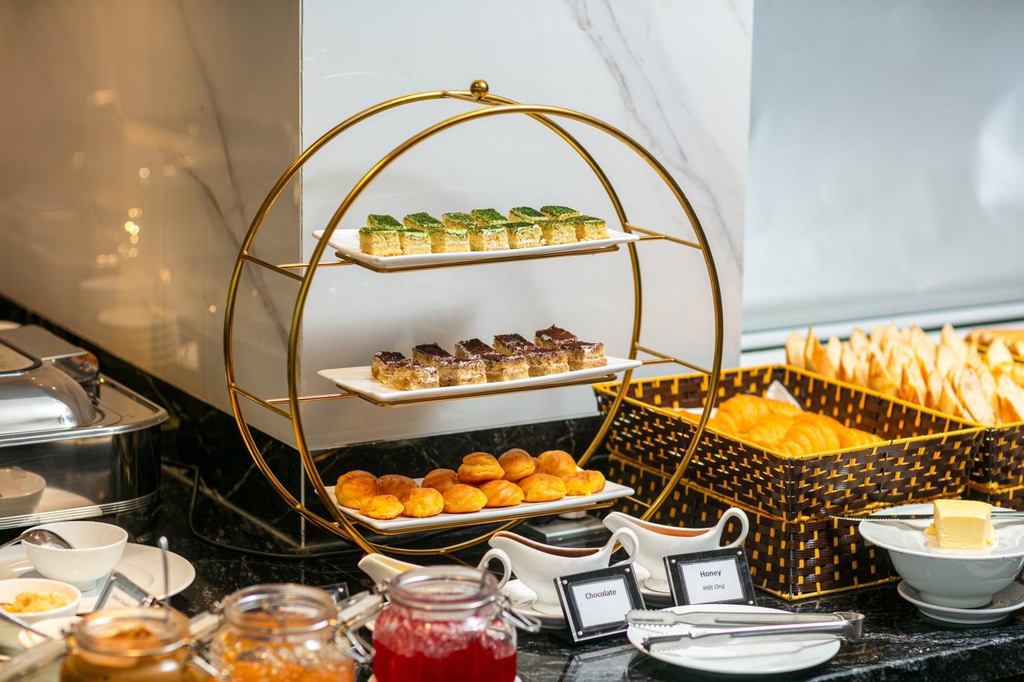 메이 드 빌 올드 쿼터 호텔 하노이 외부 사진 A tiered serving stand