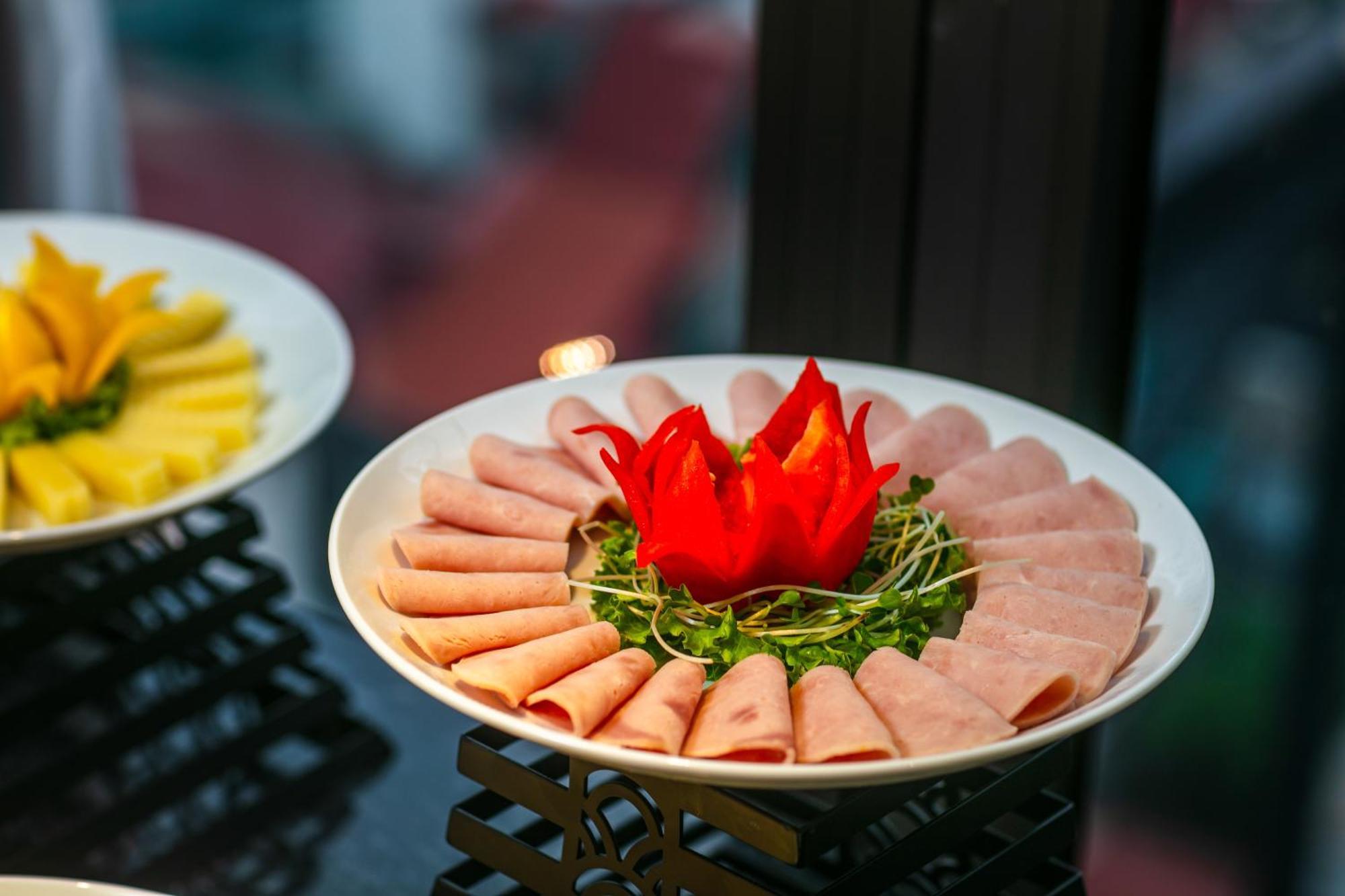 메이 드 빌 올드 쿼터 호텔 하노이 외부 사진 A platter of ham